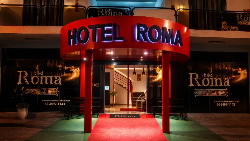 Fachada Noturna e Recepção Iluminada do Hotel Roma Edéia - GO